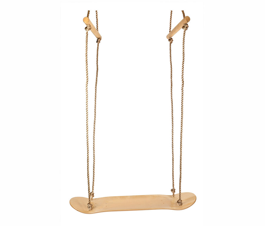 Eine small foot Skateboard-Schaukel hängt an Seilen.