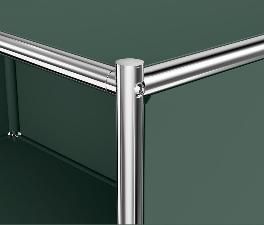 Detail einer Ecke der Kommode Metall »CN3« mit verchromter Rohrkonstruktion und olivgrünen Klappenfächern.