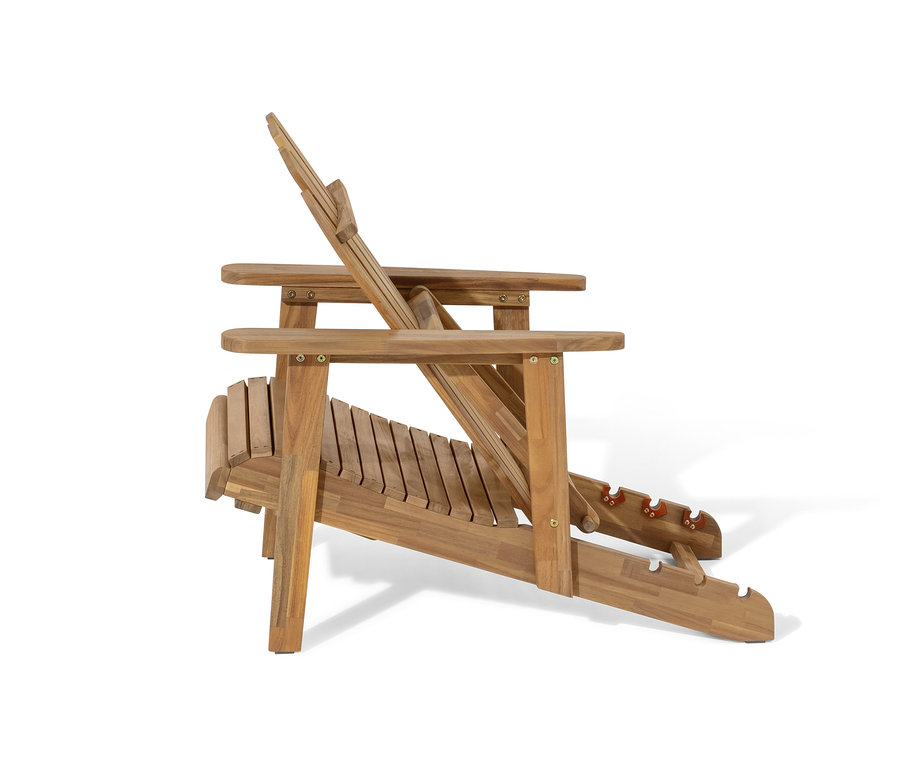 Detailansicht von der Seite eines einzelnen Adirondack Relax-Sessels mit ausziehbarer Fußlehne. Der Sessel ist aus Holz gefertigt.