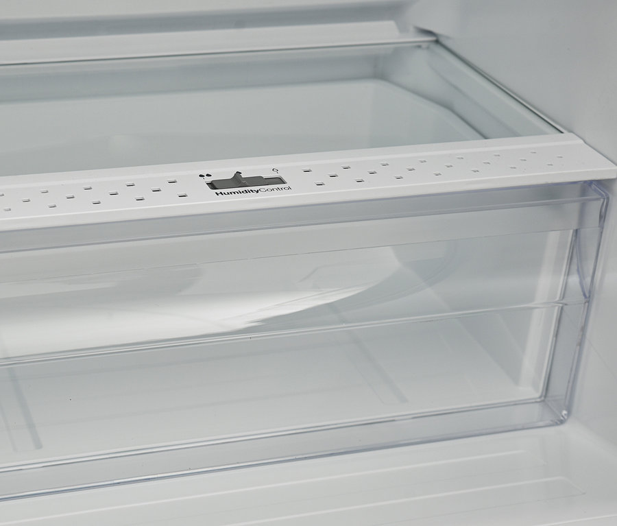 Leere Gemüseschublade im Respekta Kühl-Gefrierkombination »GKE178N«.