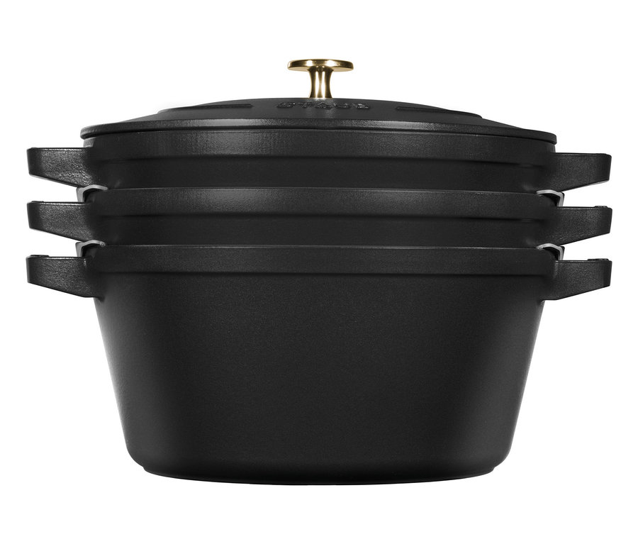 Schwarze Staub Gusseisen-Kochtopf-Sets gestapelt.