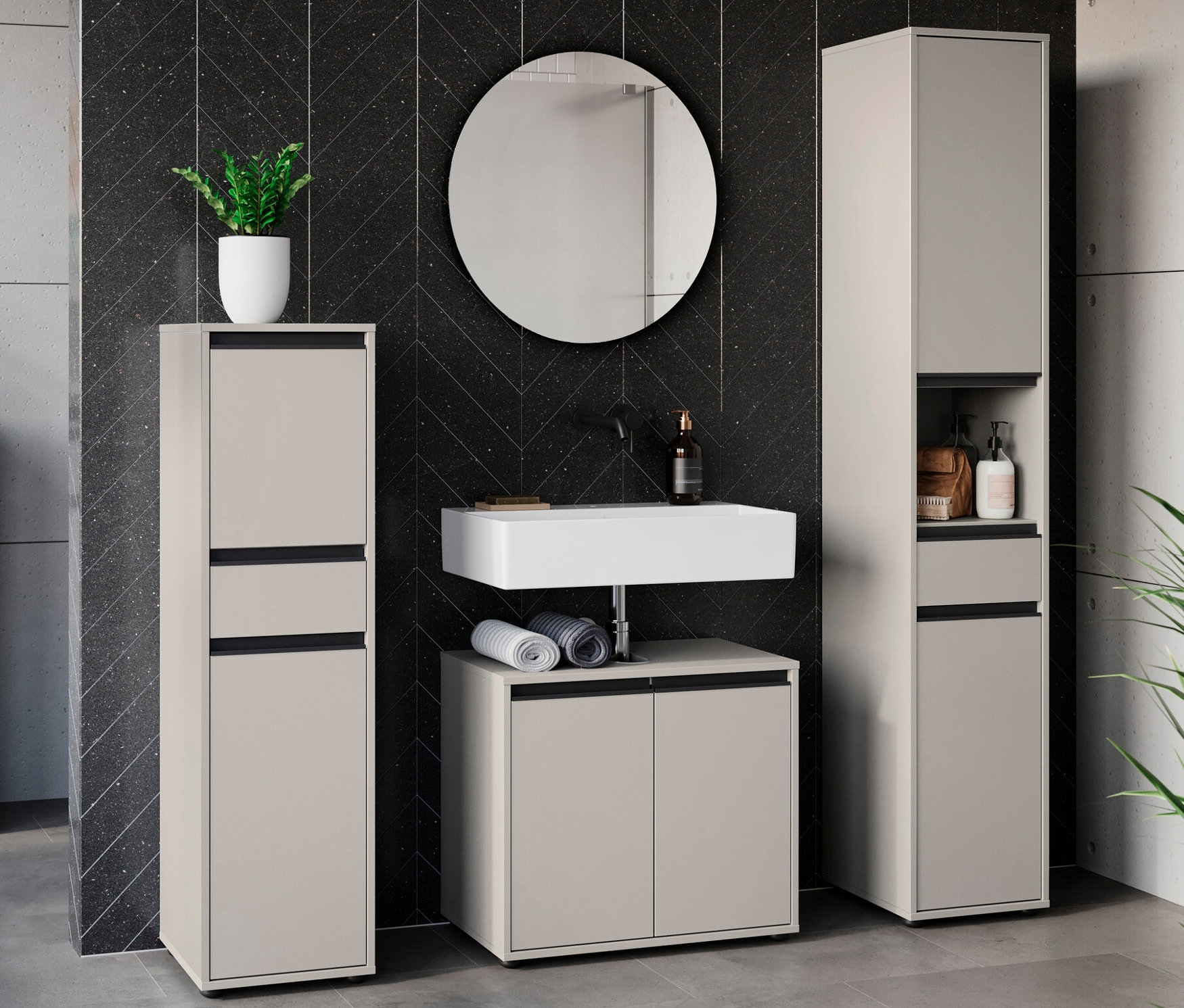 Ein Badezimmer mit Waschbecken, Spiegel und Schränken. Einer der Schränke ist ein Waschbeckenunterschrank »Lemont« in Steingrau.