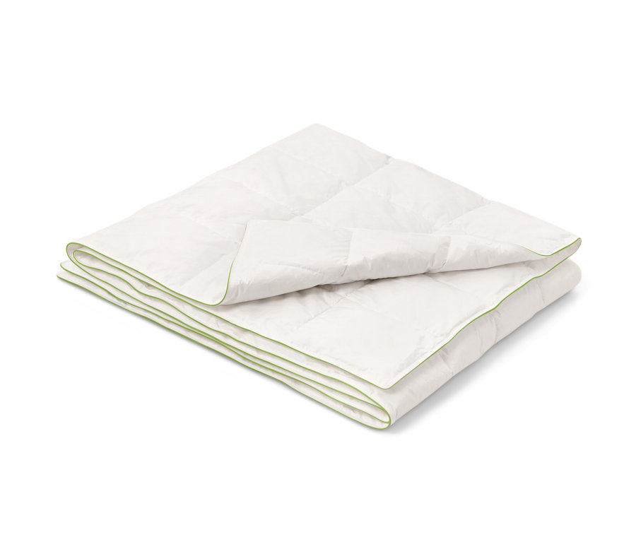 Gefaltetes, weißes irisette® greenline Sommer-Daunenbett in Normalgröße mit hellgrüner Bordüre.