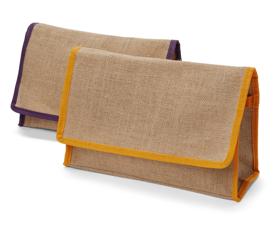 Zwei Aufbewahrungstaschen aus grobem Stoff mit farbigen Kanten.