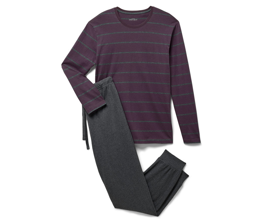 Ein lila gestreifter Schlafanzug mit langen Ärmeln und eine graue Schlafanzughose liegen auf einem weißen Hintergrund.