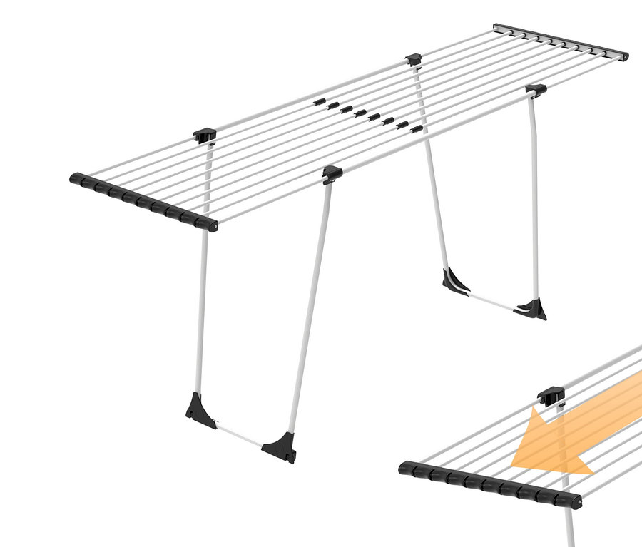 Ein silberner Teleskop-Wäscheständer.