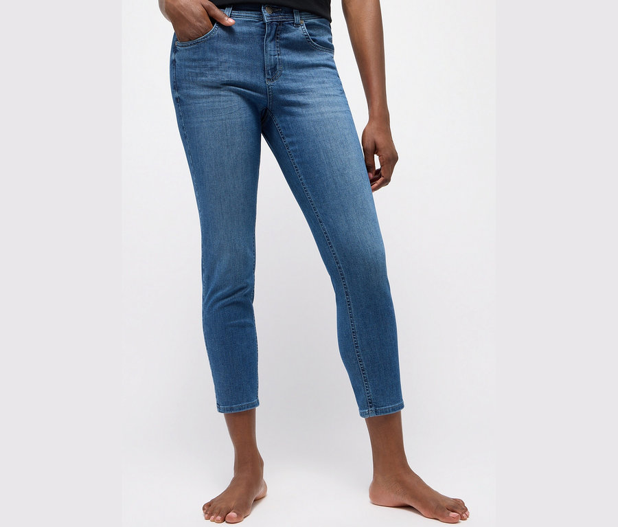 Beine einer Person, die Angels Jeans »Ornella« Slim Fit 7/8, mid blue trägt.
