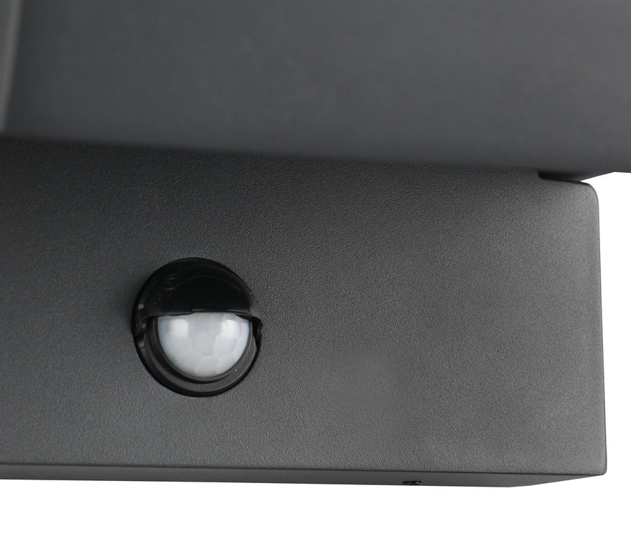 Nahaufnahme einer grauen Trio LED-Outdoor-Wandleuchte „Kansas“ mit Bewegungsmelder.