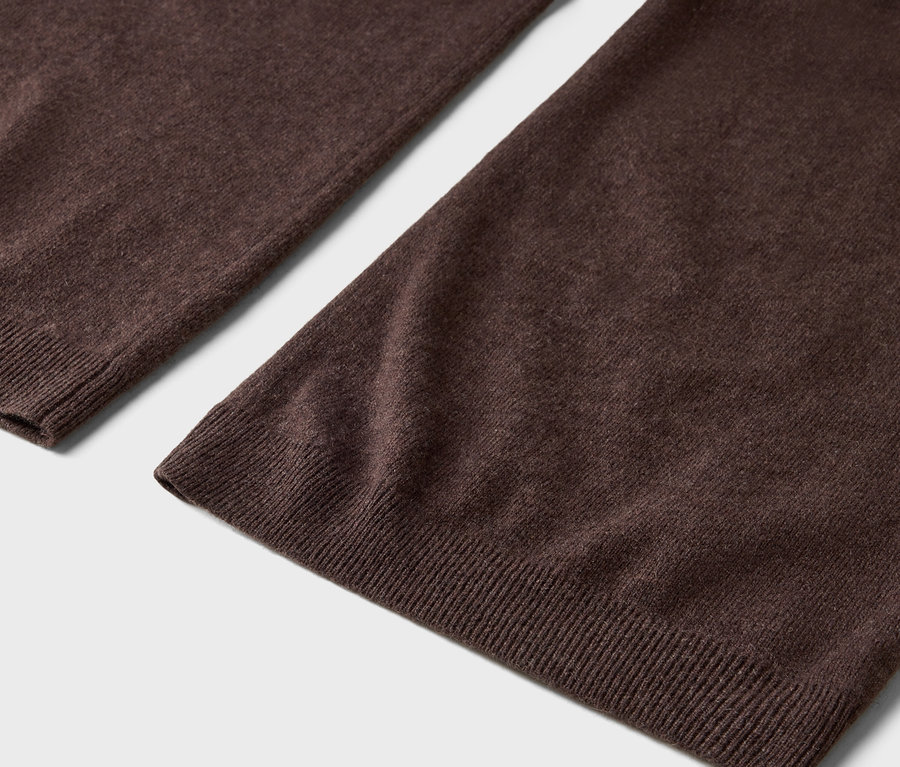 Detailaufnahme einer braunen Wollhose mit geripptem Saum.