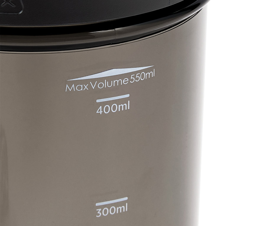 Detailaufnahme eines grauen Behälters mit schwarzem Deckel und weißen Markierungen für Füllmengen von 300 ml, 400 ml und maximal 550 ml.