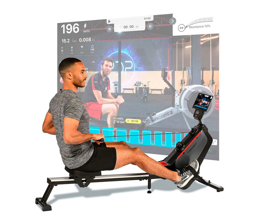 Mann trainiert auf Rudergerät RW 1000.