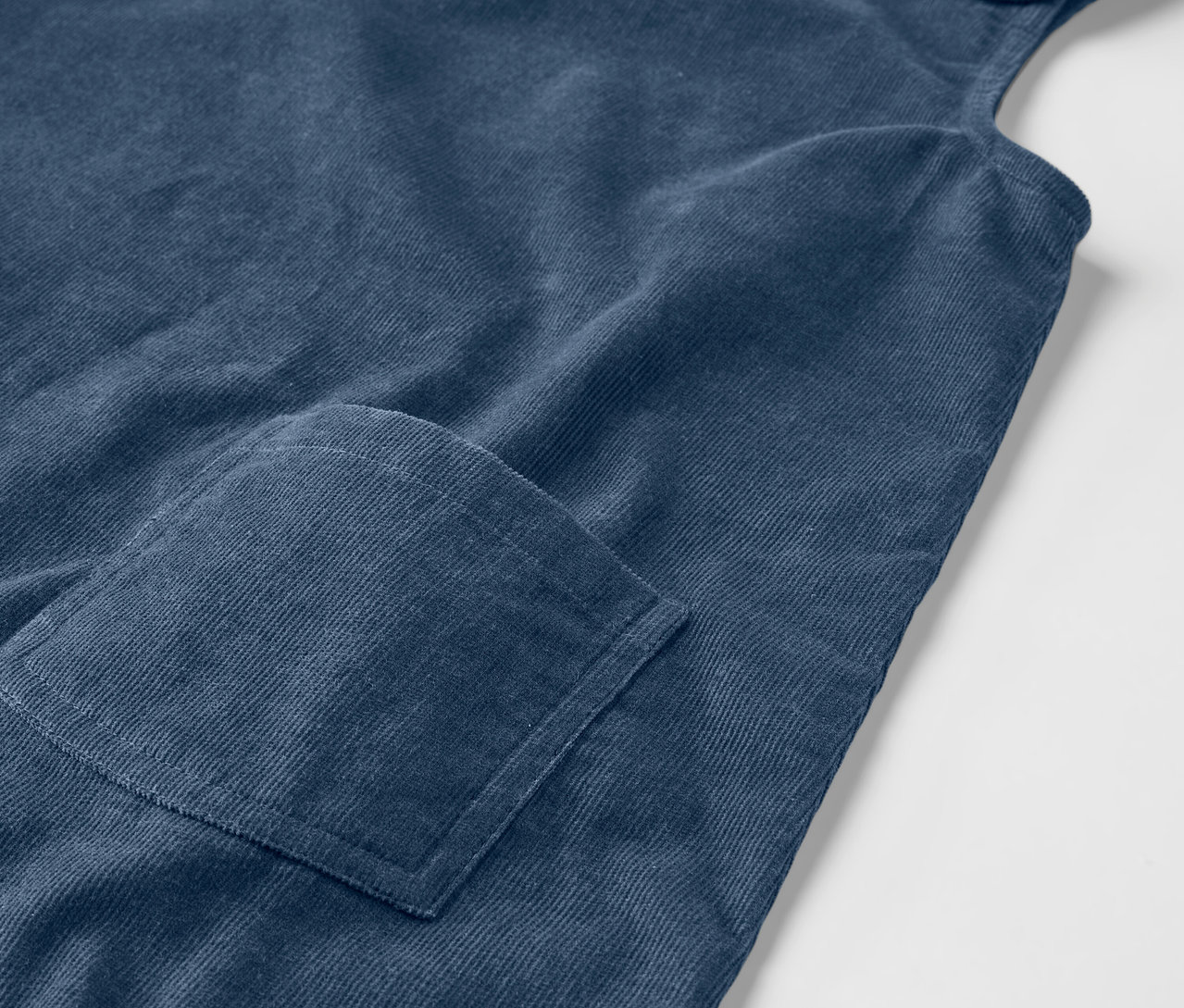 Detailaufnahme eines Kinder-Latzkleids mit Tasche.