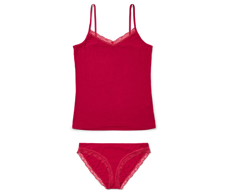Ein rotes Tanktop mit dünnen Trägern und Spitzendetails liegt über einem passenden roten Höschen mit Spitze.