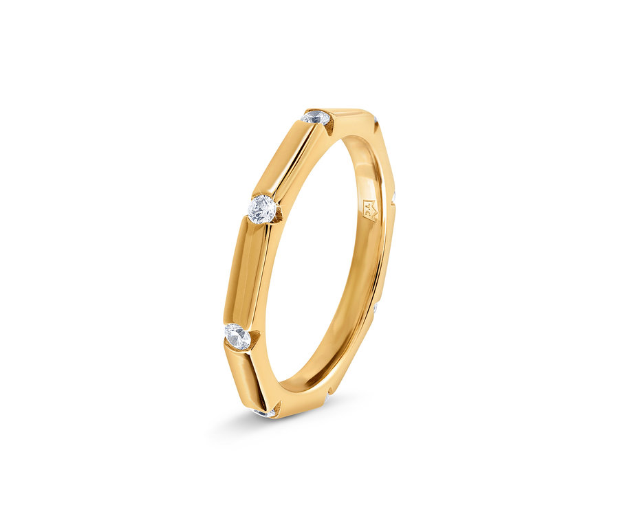 Nahaufnahme eines einzelnen goldenen 925 Silber Rings »Octagon«, vergoldet, mit kleinen, runden Steinen.