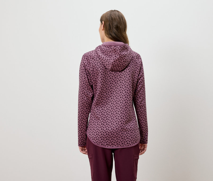 Frau trägt ein burgunderfarbenes Trainingsanzug-Set mit Kapuze und Tiermuster, von hinten gesehen.