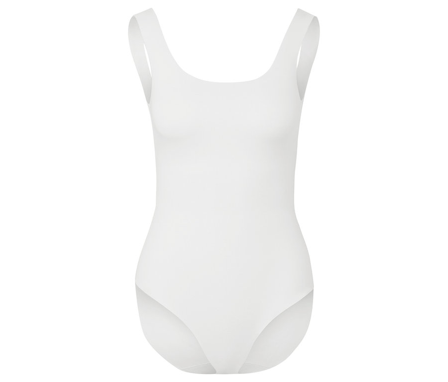 Weißer Damenbody mit Rundhalsausschnitt und breiten Trägern.