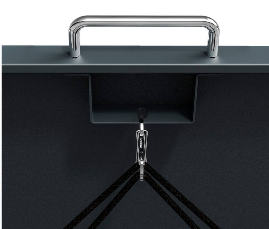 Detail einer Mülltonnenbox mit silbernem Griff, Karabiner und Seilen.