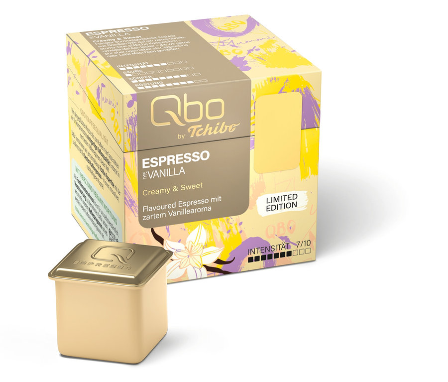 Eine Qbo by Tchibo Espresso Vanilla Kapsel steht vor einer gelben Packung. Limited Edition, Intensität 7/10.