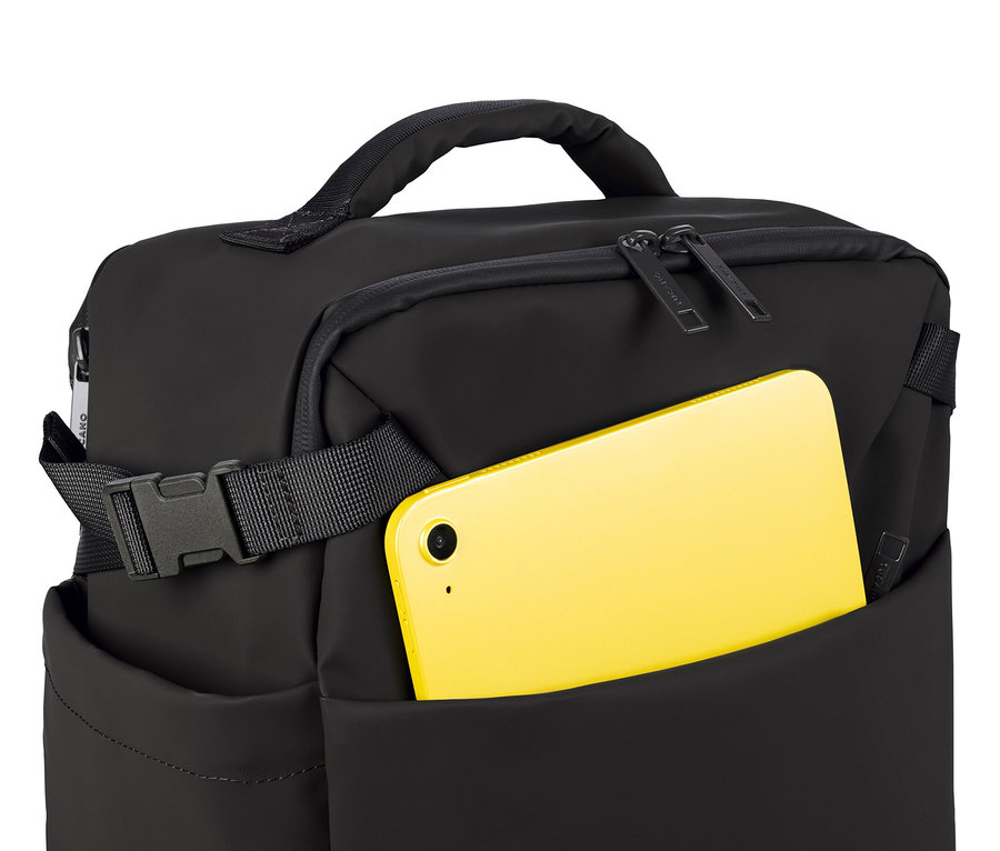 Gelbes Smartphone in der Außentasche des schwarzen Tucano TUGO DRY Kabinenrucksacks mit 15,6-Zoll-Laptopfach.