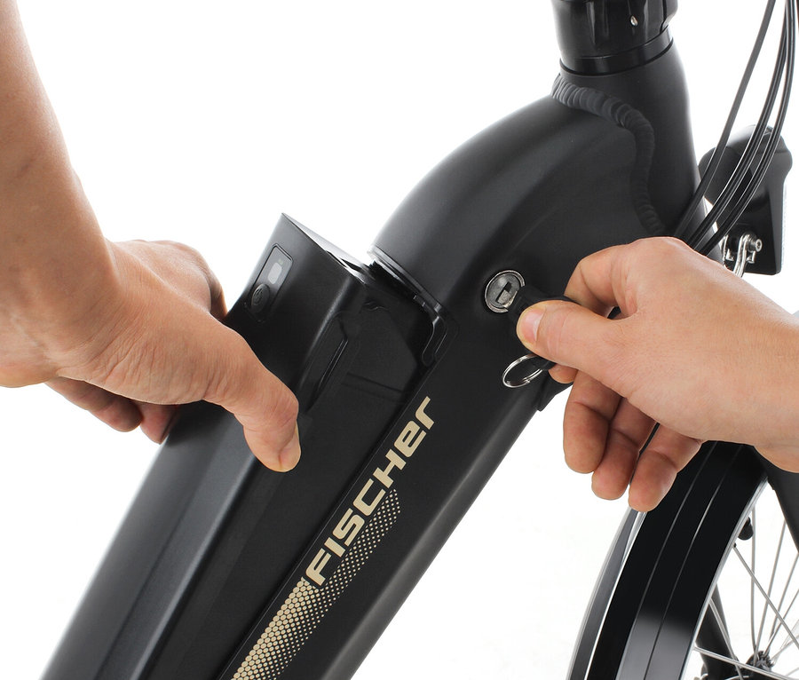 Nahaufnahme einer Person, die den Akku eines schwarzen Fischer Cita Agilo 2.0 Faltrads einsetzt.
