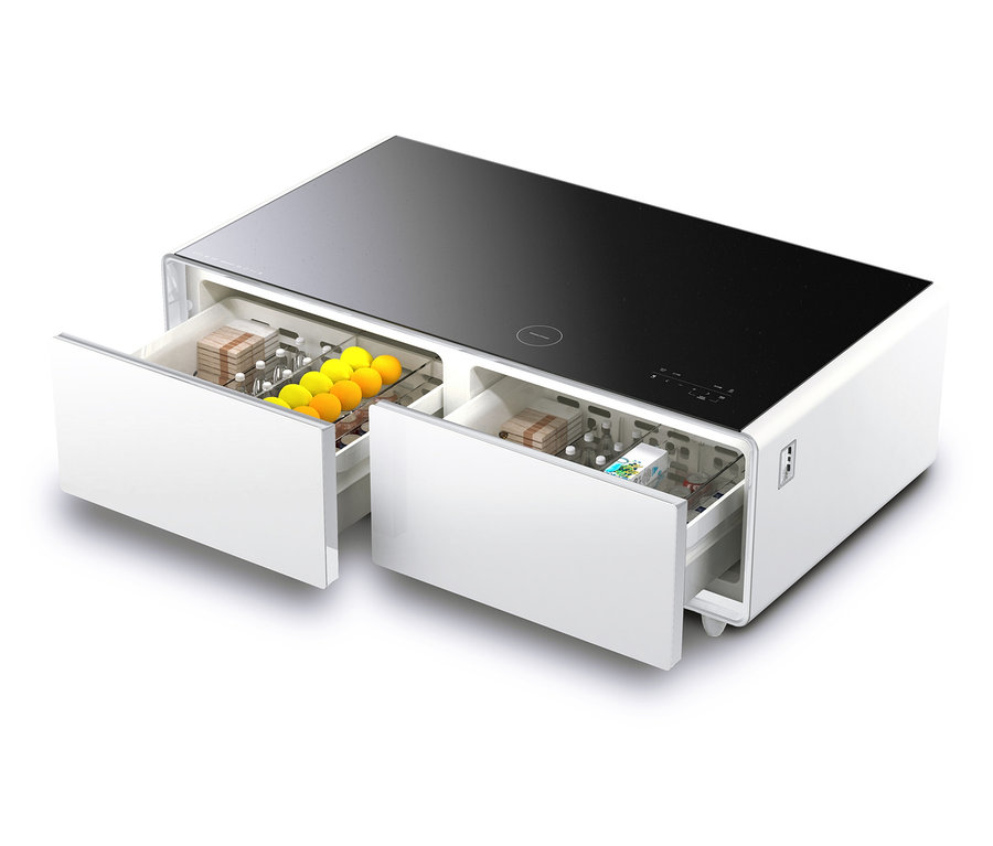 Der weiße Caso Sound & Cool mit zwei offenen Schubladen, die mit Getränken und Snacks gefüllt sind.