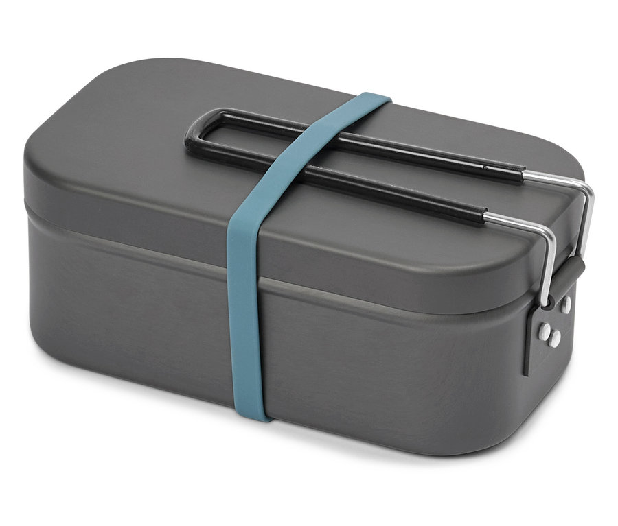 Graue Brotdose mit blauem Gummiband auf weißem Hintergrund.