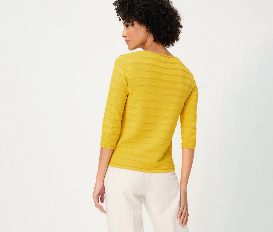 Frau von hinten mit gelbem, strukturiertem Olsen Pullover mit 3/4-Ärmeln und weißer Hose.