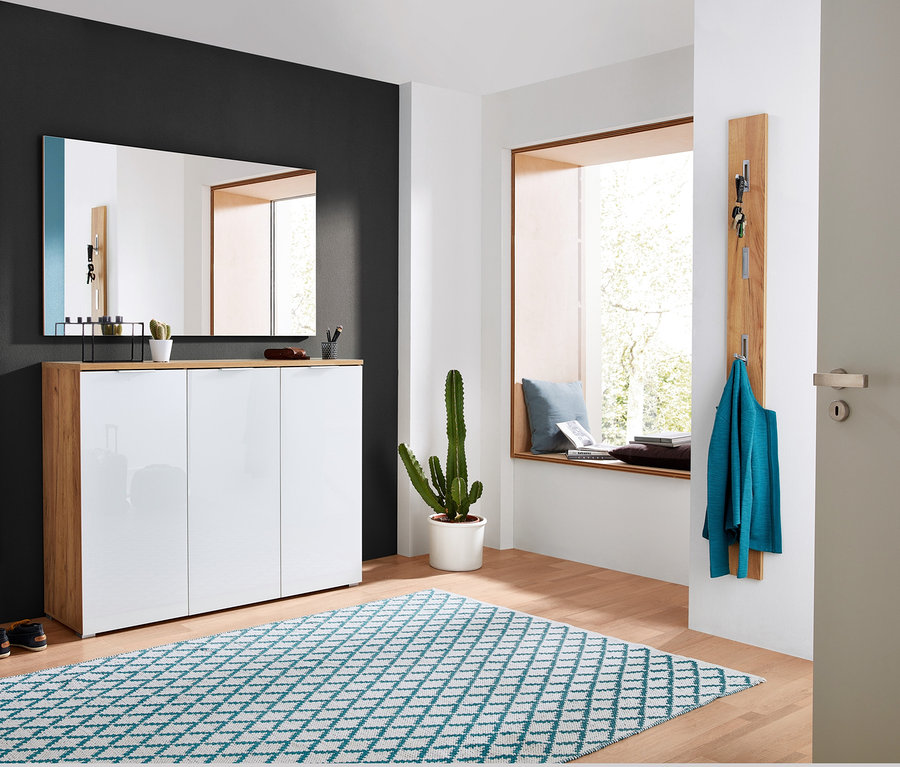 Eingangsbereich mit Rahmenlosem Spiegel, 3-türigem Schuhschrank »Telde« und Garderobenpaneel »Telde«.