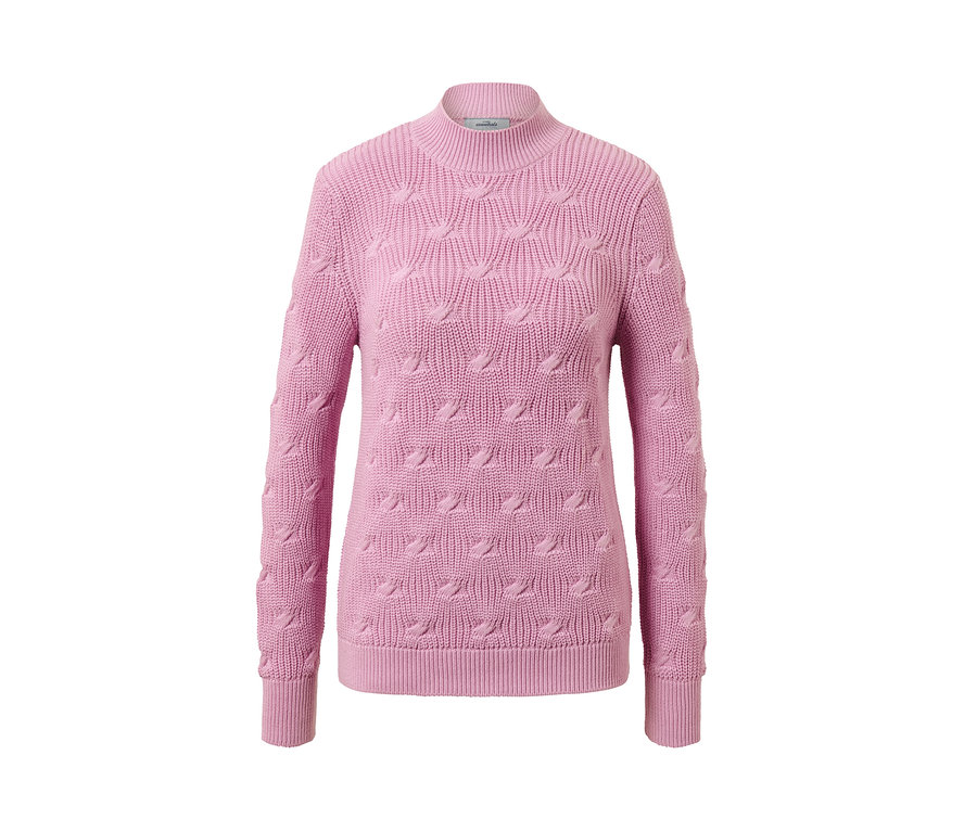 Hellrosafarbener Pullover mit Zopfmuster.