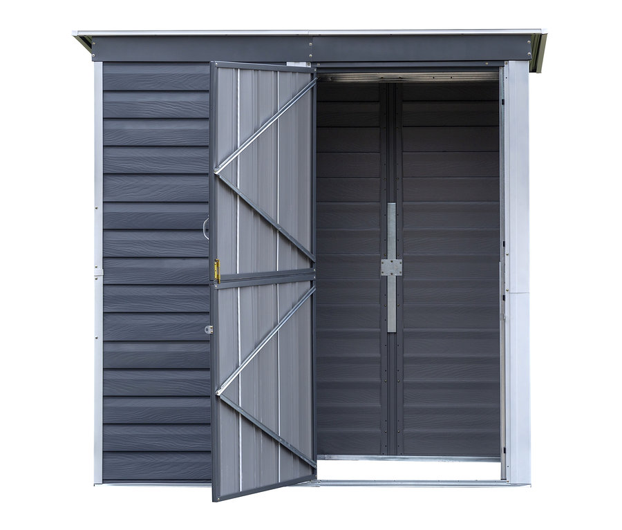 Geöffnetes Metallgerätehaus.