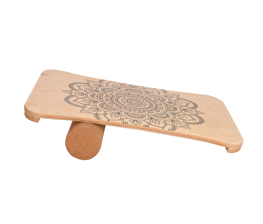 Balance-Board aus Holz mit Mandala und Korkrolle.