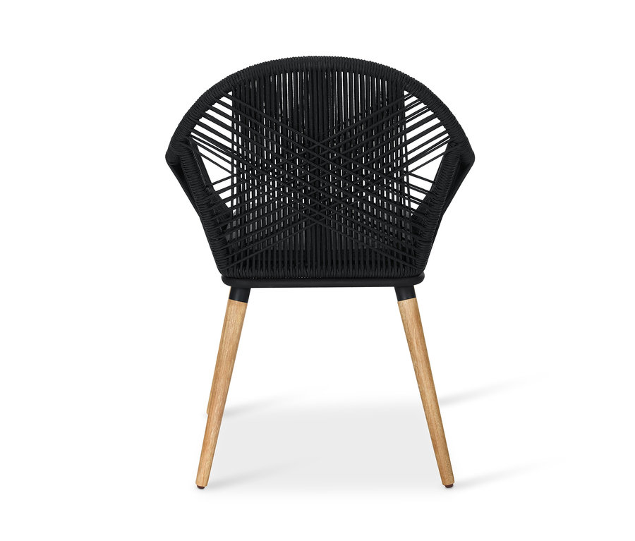 Ein schwarzer Schalenstuhl mit Textilgeflecht und Holzbeinen.