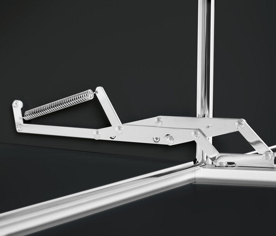 Detailaufnahme des Klappmechanismus eines schwarzen Sideboards Metall »CN3« mit Klappenfächern.