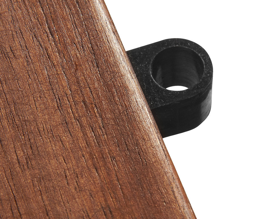 Detailaufnahme einer braunen Holzfliese mit einem schwarzen Kunststoffverbinder. 10 Holzfliesen, braun