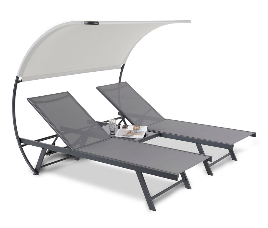 Zwei graue LECO-Sonnenbetten »Lotta« stehen nebeneinander mit einem Glas und einer Zeitschrift auf einem kleinen Tisch.