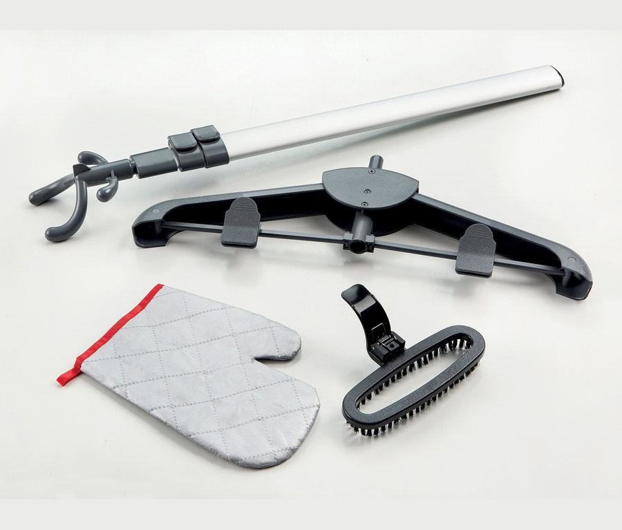 Aufsatz, Bügel, Bürste und Handschuh für einen Dampfglätter liegen auf einem weißen Hintergrund.