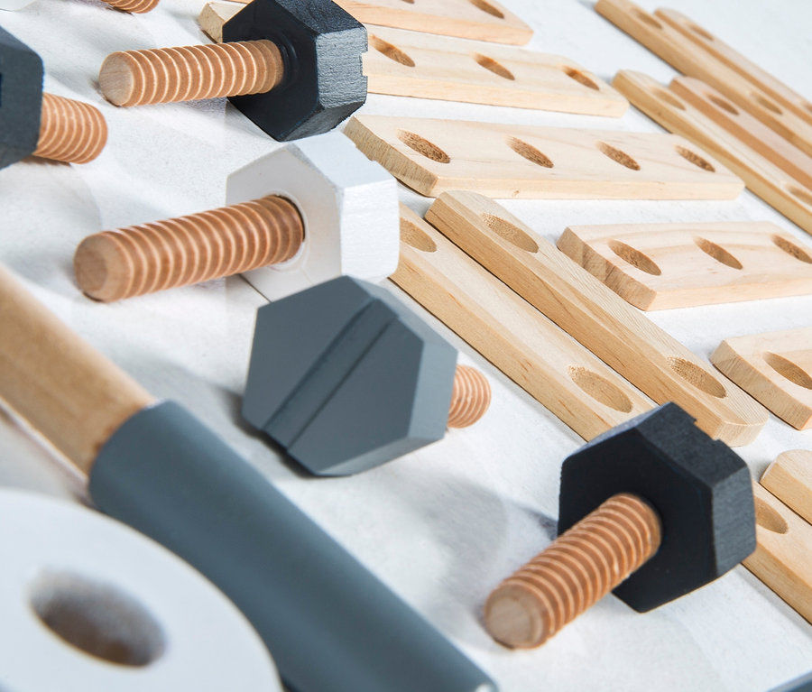 Nahaufnahme von roba Holzbaukasten, 48-teilig, mit Holzschrauben und -leisten auf weißem Untergrund.