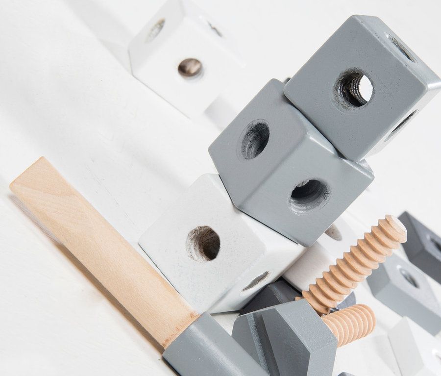 Nahaufnahme des roba Holzbaukasten, 48-teilig, mit Blöcken, Schrauben und Hammer in Grau und Weiß.