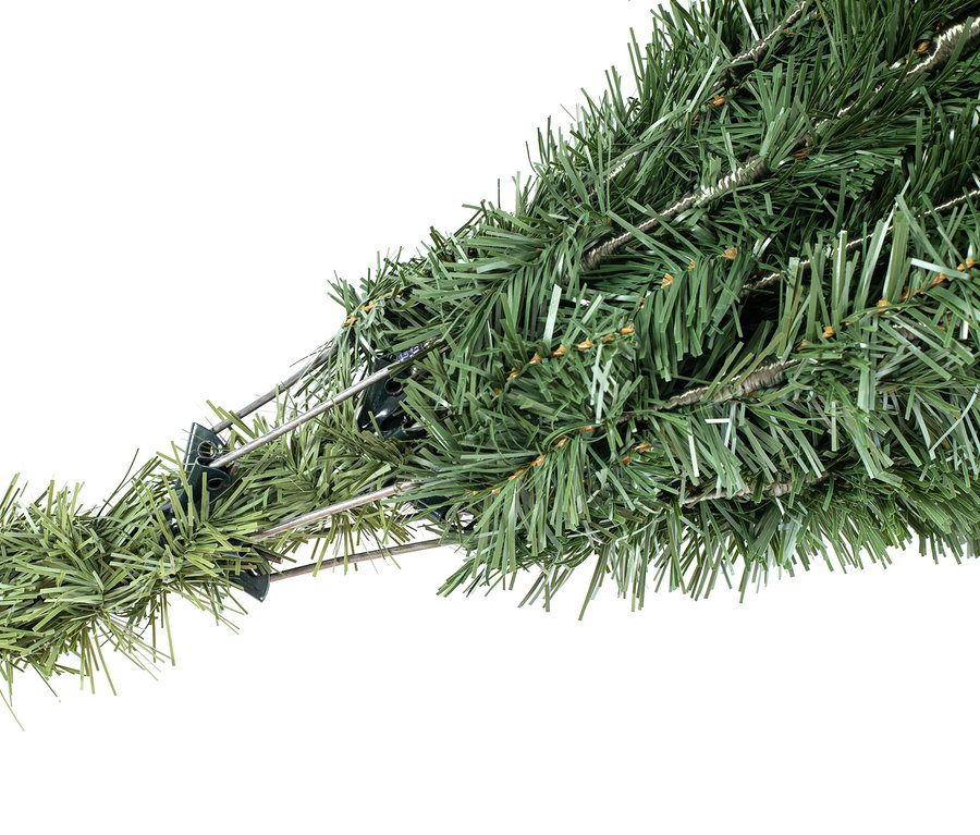 Detailaufnahme des Stammes und der Äste eines künstlichen Fichte Frost Weihnachtsbaums mit Metallständer.