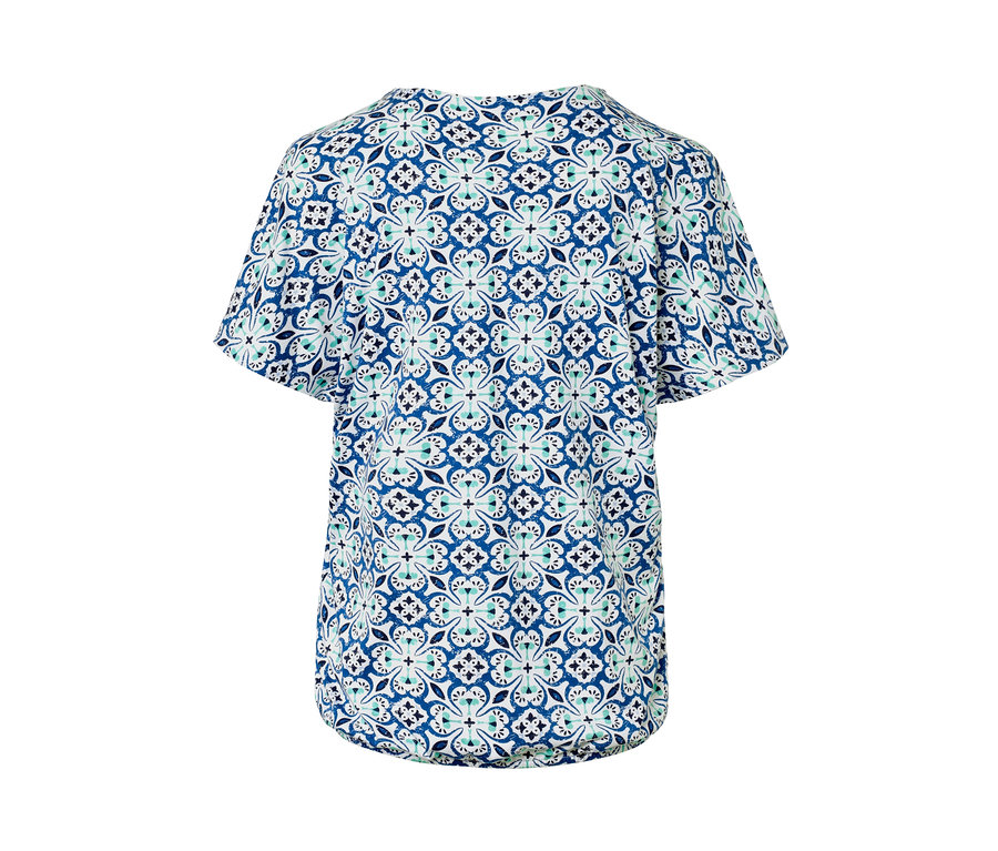 Rückansicht eines Blusenshirts mit Alloverprint.