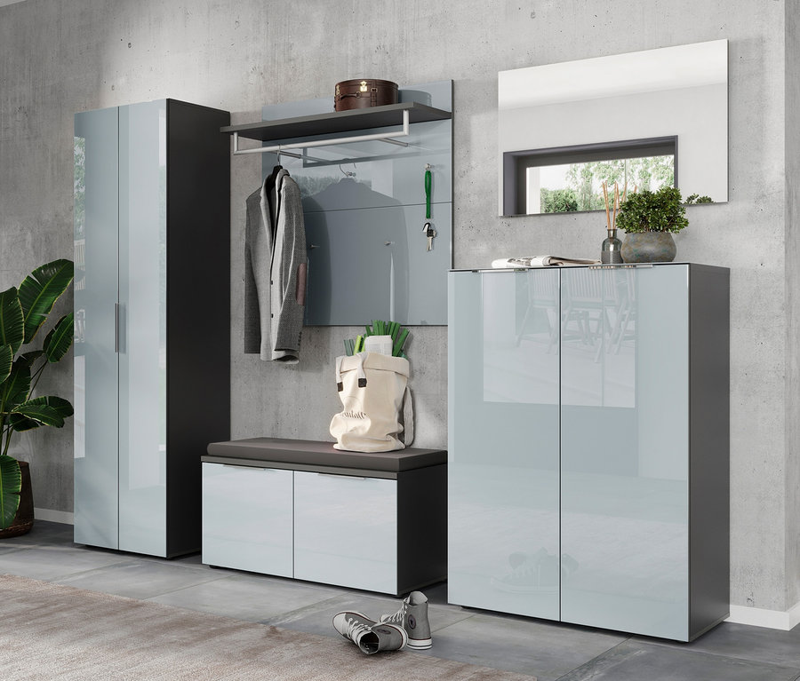 Eingangsbereich mit Schuhschrank »Nordlia« und Garderobenpaneel »Nordlia«.