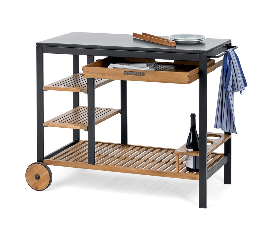Grillwagen »Elin« mit Schublade, Beton-Arbeitsfläche, Holzregalen, Rädern und Weinflasche.