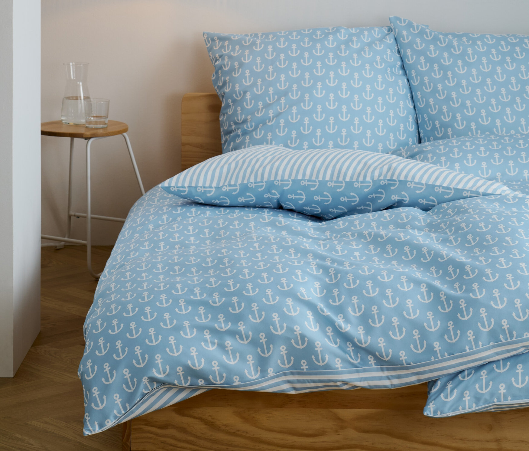 Microfaser-Bettwäsche, Normalgröße, mit blau-weissem Ankermuster auf einem Bett.