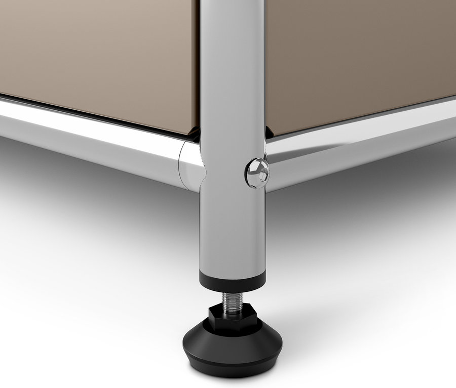 Detailansicht einer taupefarbenen Kommode Metall »CN3« mit Klappenfächern, Chrombein mit schwarzem Fuß.