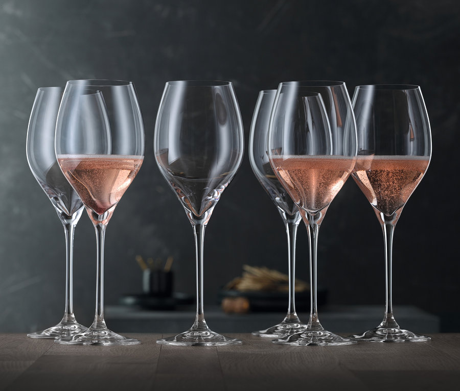 Sechs Spiegelau Sparkling Party Gläser (450 ml) stehen auf einem Tisch, einige mit rosafarbenem Getränk gefüllt.