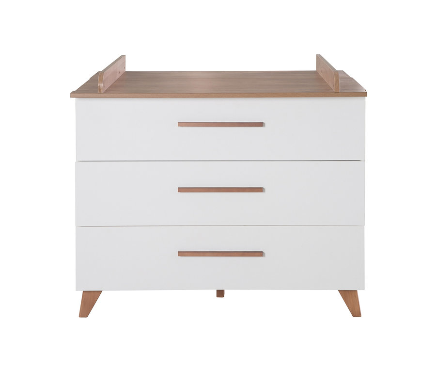 Weiße roba Wickelkommode »Ole« mit drei Schubladen und einer Holzplatte.