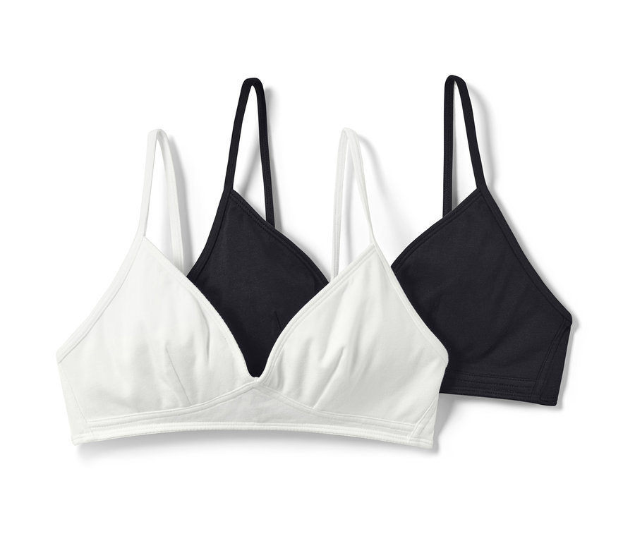 Zwei Mädchen-Triangel-BHs, einer in Weiß und einer in Schwarz.