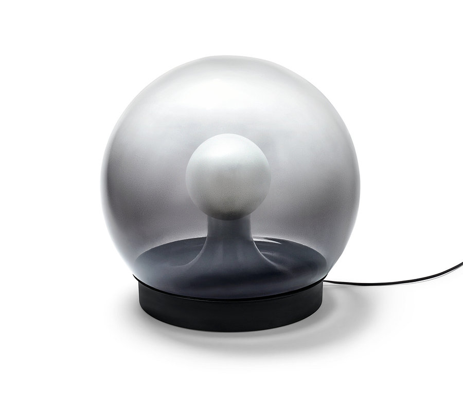 Eine Rauchglas-Kugelleuchte auf einem weißen Hintergrund.