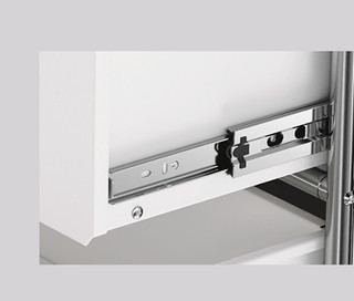 Detailaufnahme eines Metallauszugs einer Schublade.