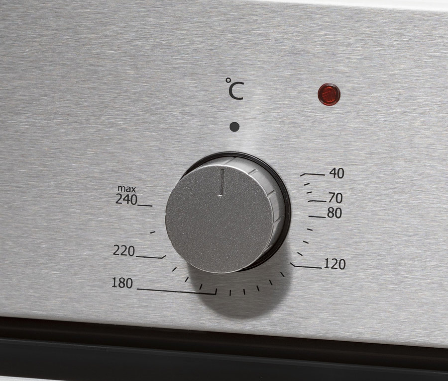 Nahaufnahme des Bedienfelds des Respekta Einbaubackofens »AB 120-33« mit Drehknopf zur Temperatureinstellung.